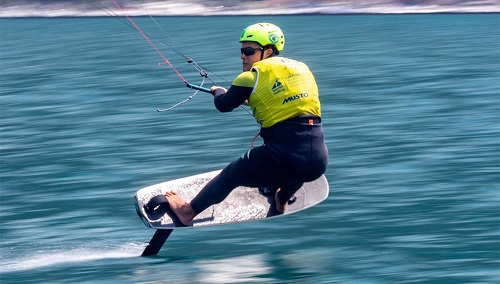 Atleta fica com a medalha de ouro do Fórmula Kite/ Foto: World Sailing/Divulgação